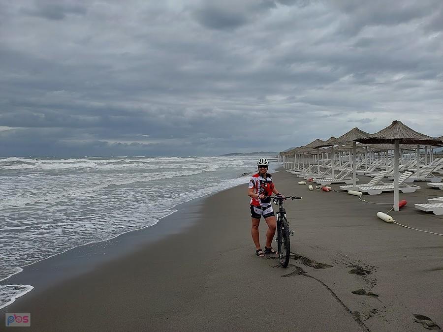 Cyklista na plaży z rowerem