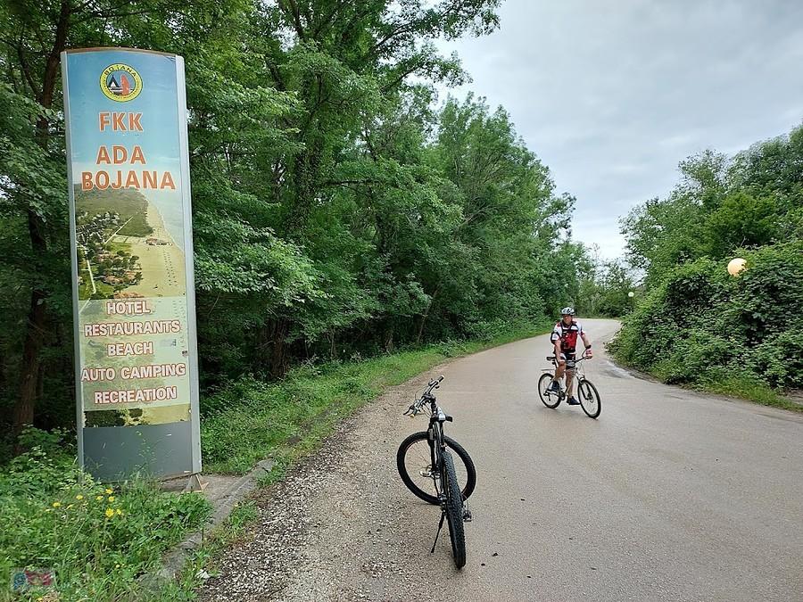 Rowerzyści przy tablicy FKK Ada Bojana