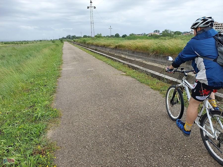 Rowerzysta na ścieżce rowerowej