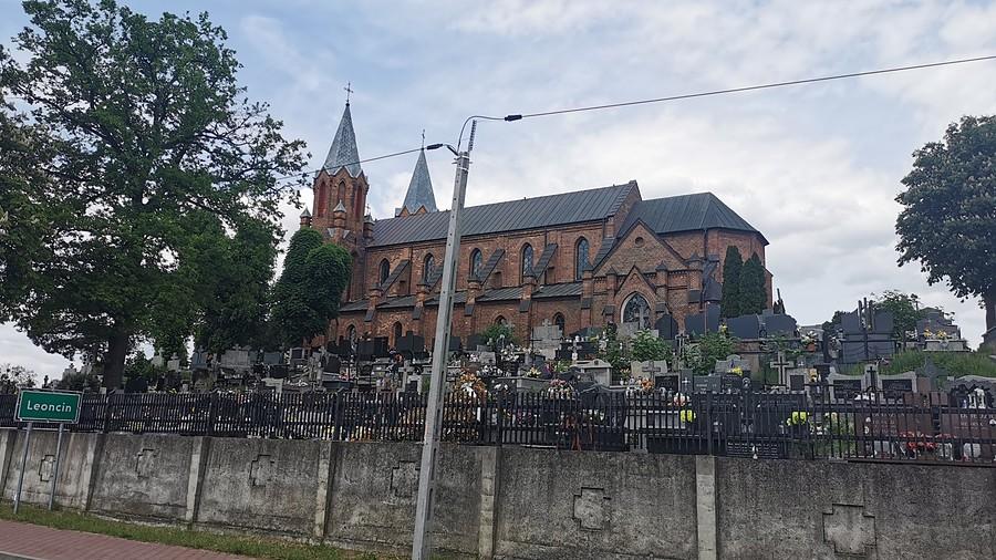 Kościół w typie bazylikowym i cmentarz przykościelny