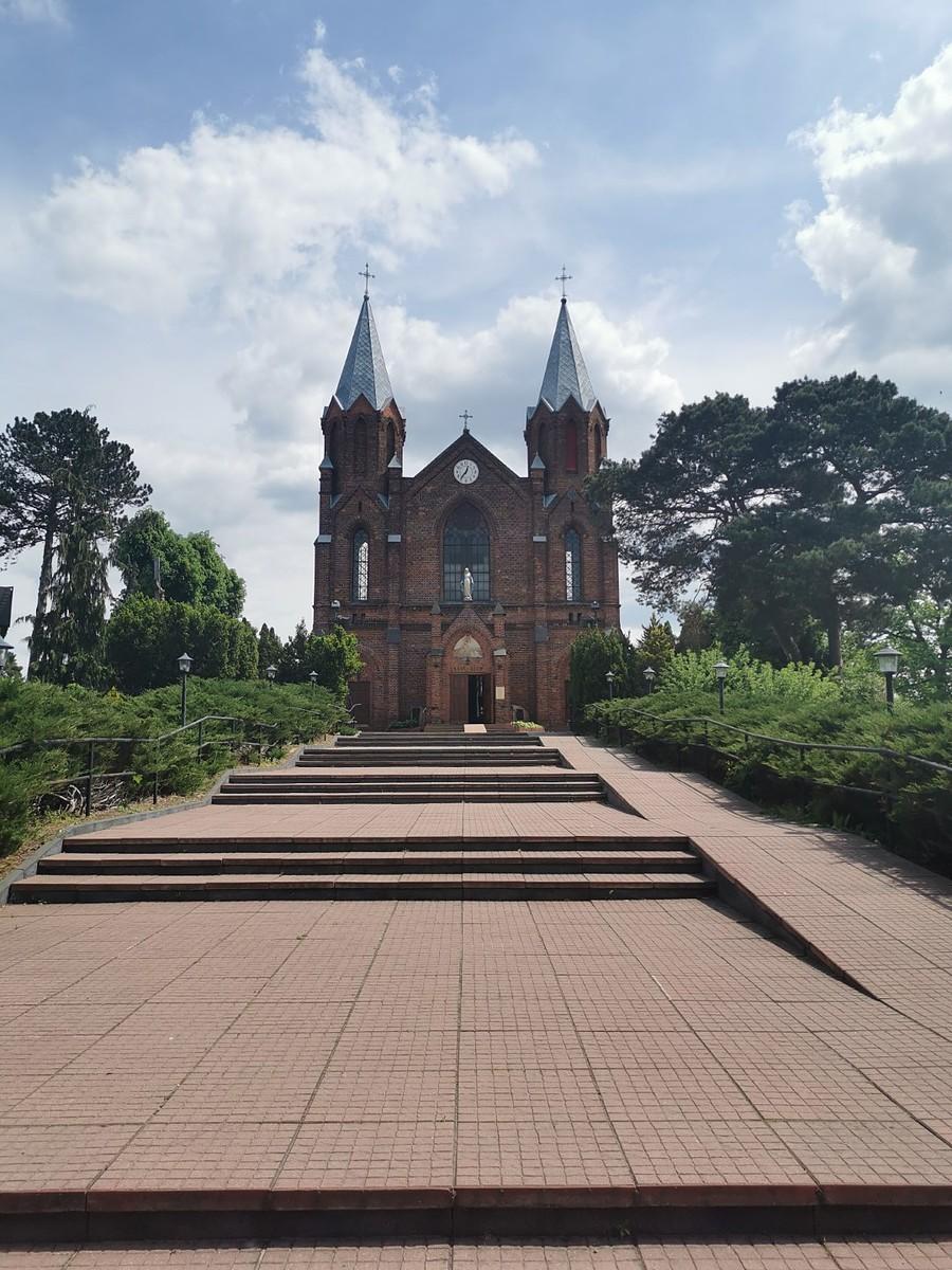 Fronton kościoła w Leoncinie