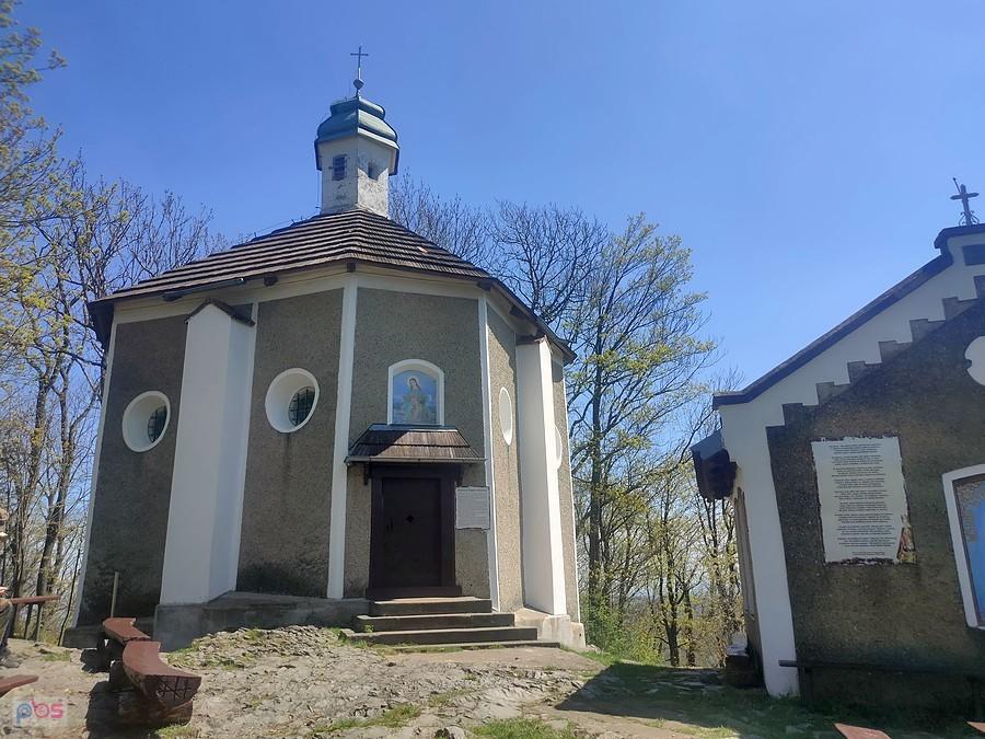Kapliczka na górze w Bardzie