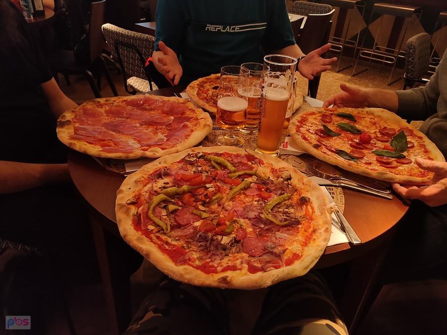 Pizze na stole w restauracji