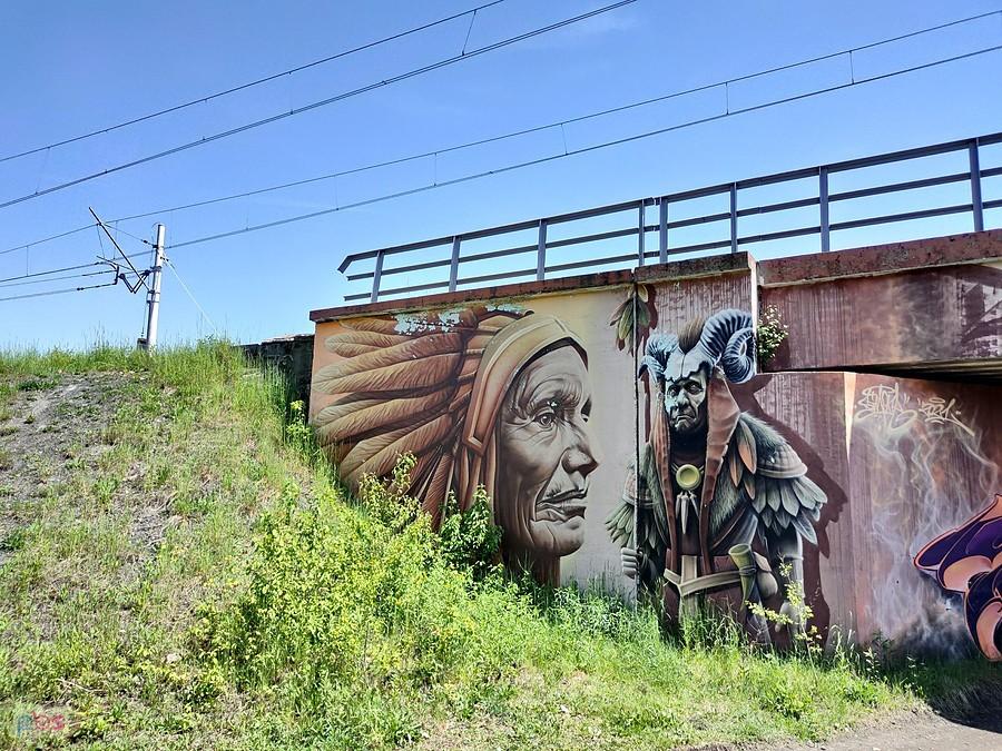Mural z portretami przy torach