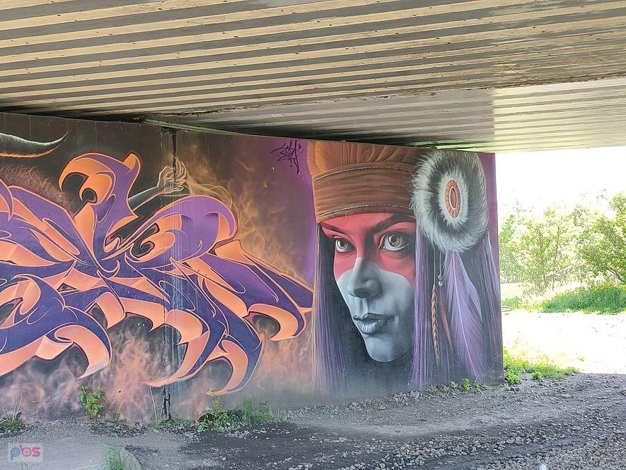 Portret kobiety w graffiti pod mostem