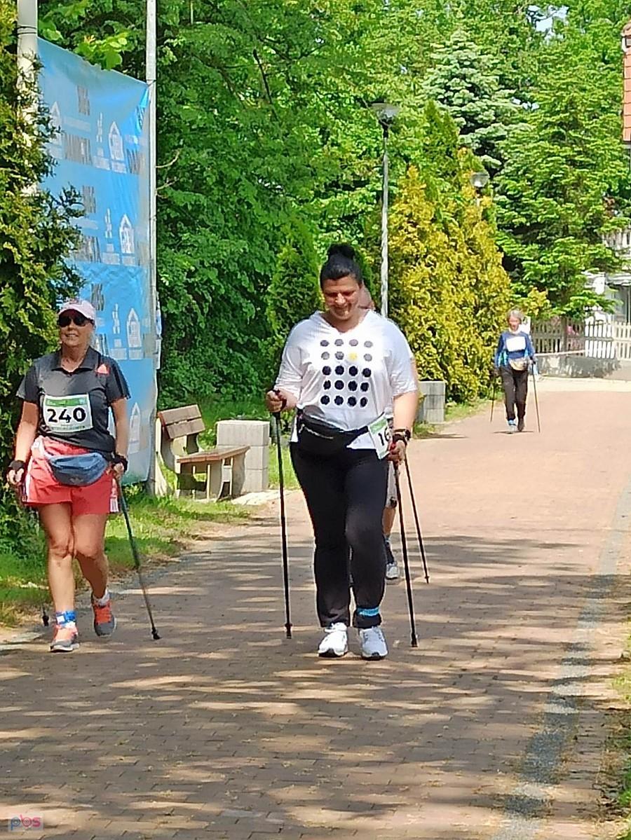 Nordic walking w parku podczas zawodów