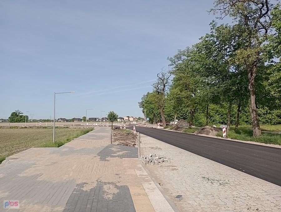 Budowa ronda w Kaputach idzie bardzo szybko. Już jest wylana jedna warstwa asfaltu