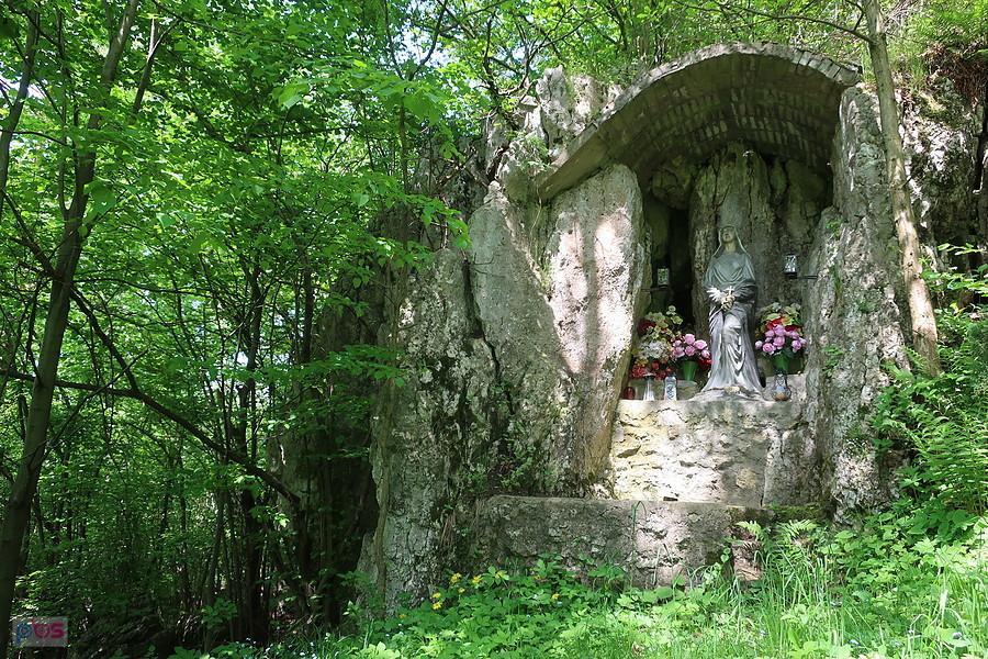 Figura Matki Boskiej w skale