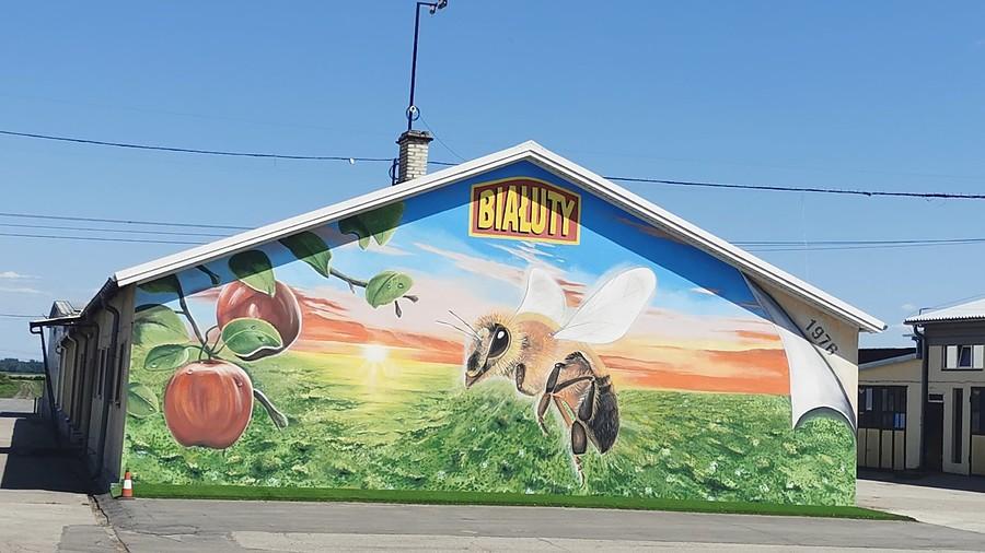Mural z bzykiem