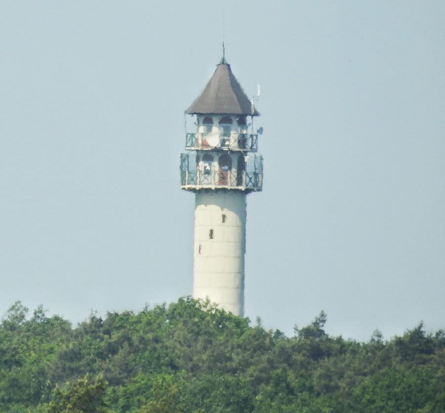 Lekko rozedrgana wieża na Dziewiczej Górze