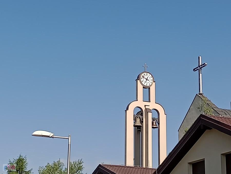 Zegar na dzwonnicy kościoła przy Czumy też nie pokazuje właściwego czasu. Jeszcze nie wiem, stoi czy tylko się późni. Była 8.15
