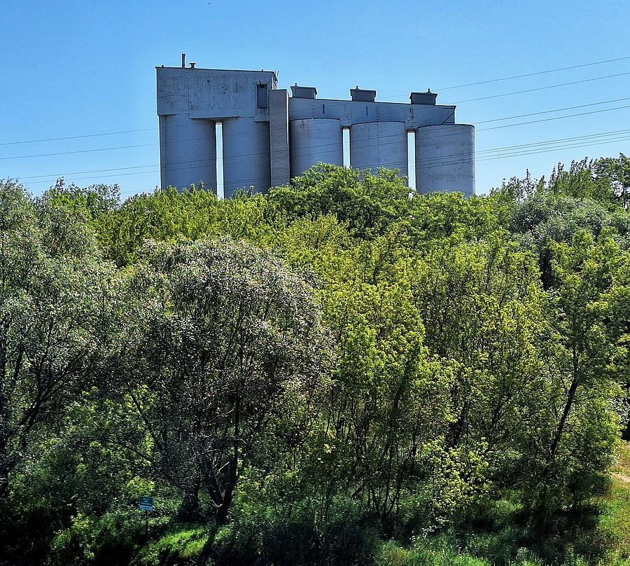 Stacja przesypowa cementu niczym zamek, Poznań