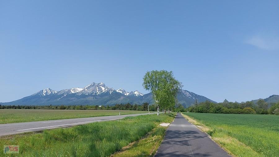 Tatry widziane ze ścieżki rowerowej kawałek za Białą Spiską