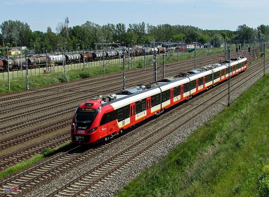 SKM S4 z Piaseczna, dojeżdża do przystanku Warszawa Okęcie