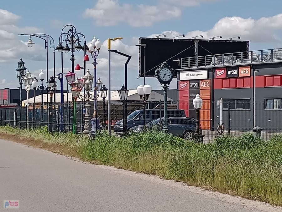 Kontrola czasu. Zegar dalej stoi. Była 10.12