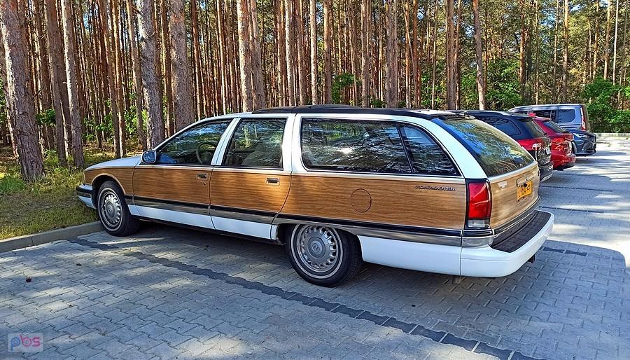 Buick Roadmaster Kombi na parkingu
