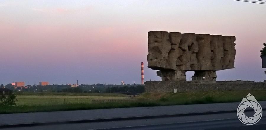 monument na Majdanku i kawałek porannego Lublina