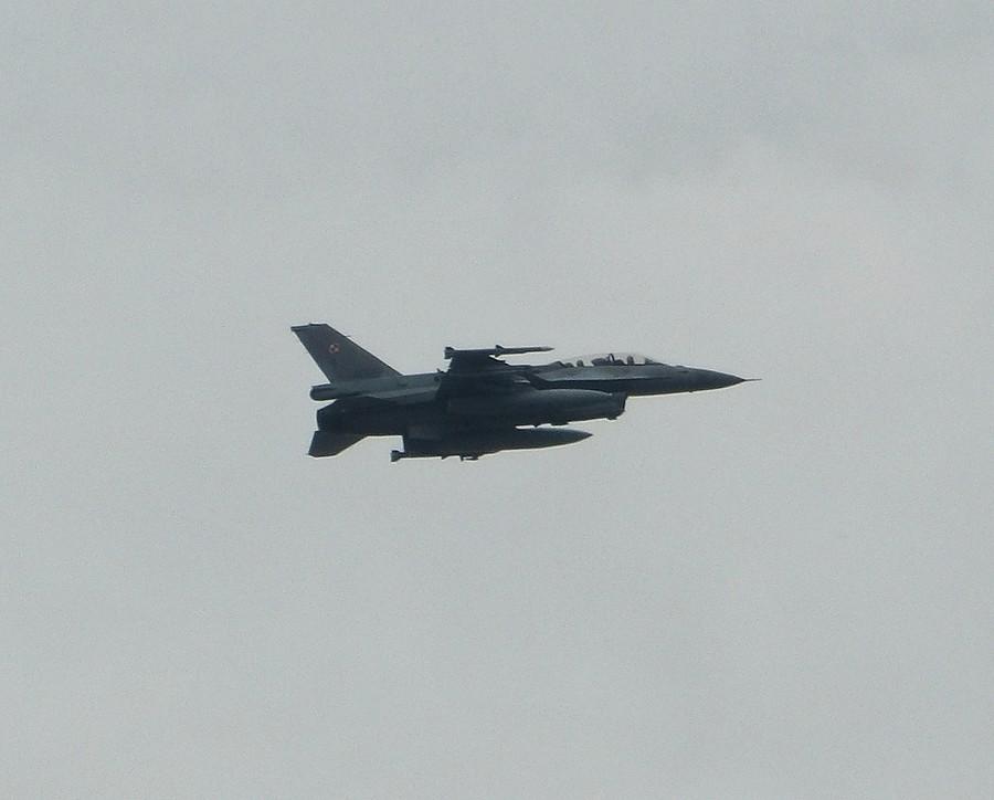 F16 w szarości