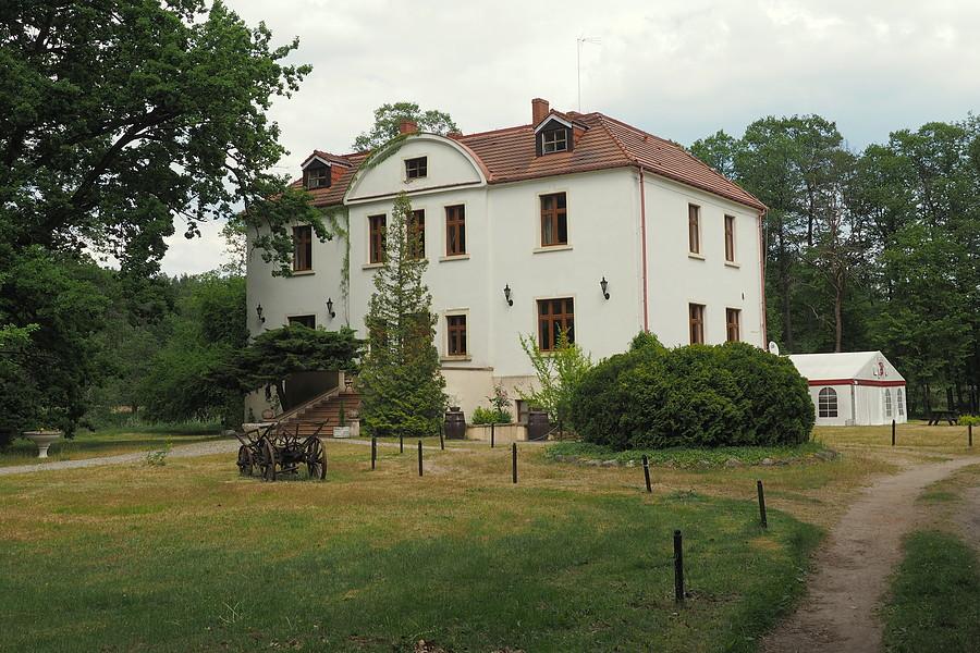 Pałacyk w Łąkominie