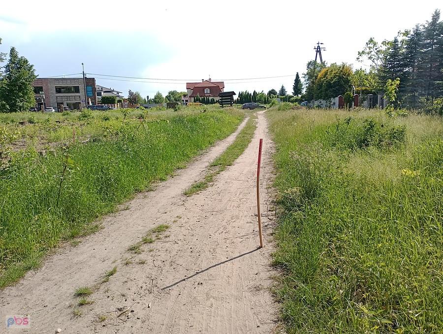 Na drodze zaczyna się coś dziać o czym świadczą wbite w drogę i obok kolorowe kije