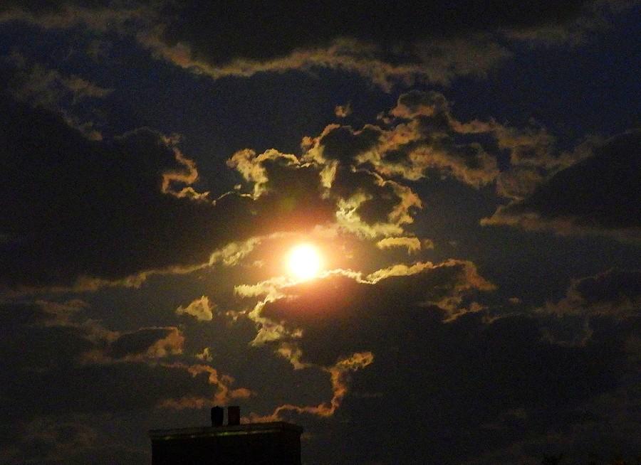 Walka księżyca z chmurami