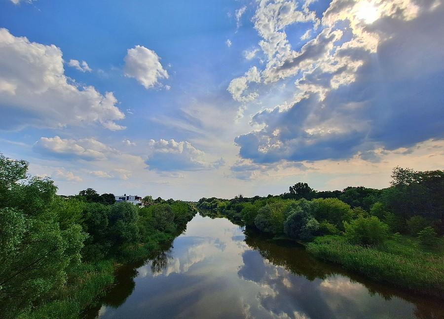 Piękne chmury nad Wartą i poznańską Dębiną