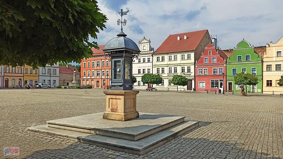 Wszechstronne urządzenie (a raczej zespół przyrządów) do pomiarów meteorologicznych na rynku w Bytomiu Odrzańskim
