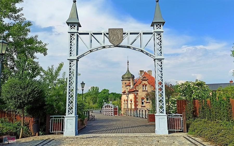 Bytom Odrzański - wejście na promenadę zbudowaną na filarach, wysadzonego w 1945 roku, mostu