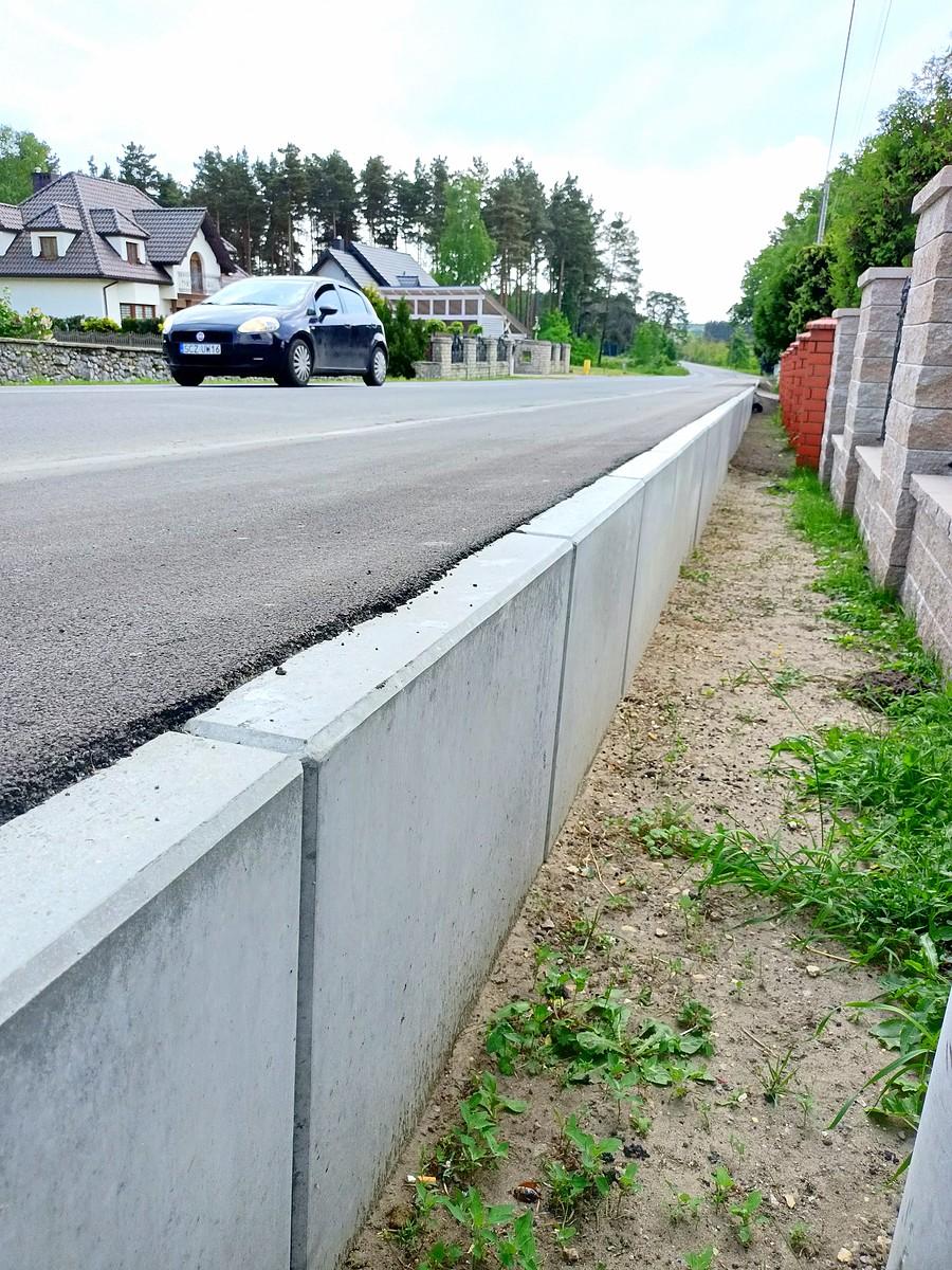 Fosa przy drodze rowerowej w Zrębicach.