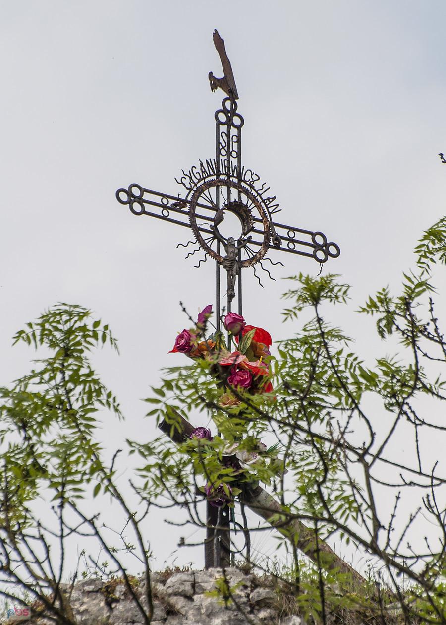 Krzyż na skale Cygankiewiczów w Sułoszowej