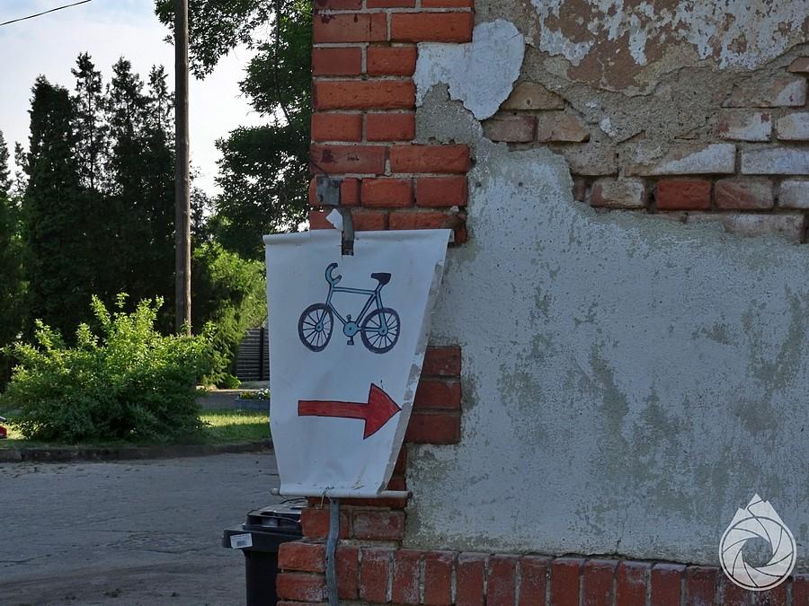 info skrętu na trase rowerową kolo starej stacji kolejowej w Moryniu