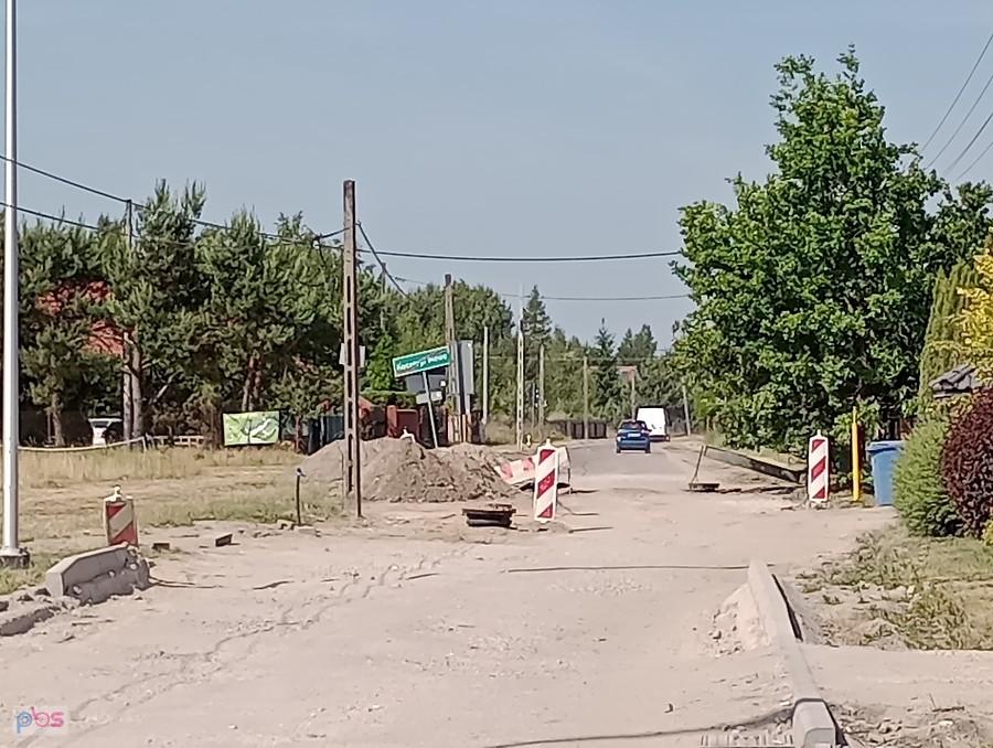 Coś drgnęło, na tym odcinku pojawiły się studzienki odprowadzające wodę. Rzeczywiście w tym miejscu po każdym deszczu pojawiała się ogromna kałuża ogromna kałuża