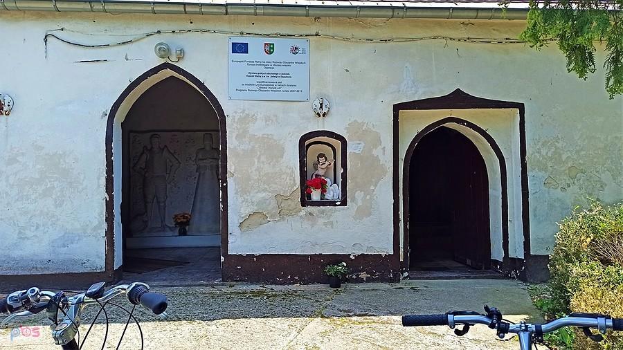 Wejście do kościoła w Stypułowie