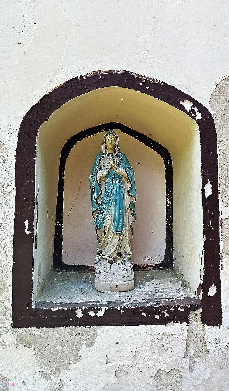 Figurka Matki Boskiej w ścianie kościoła w Stypułowie