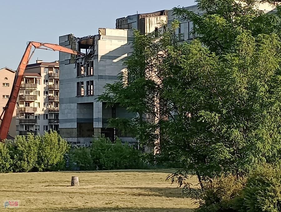 Wreszcie rozbierają budynek, który nigdy nie doczekał ukończenia