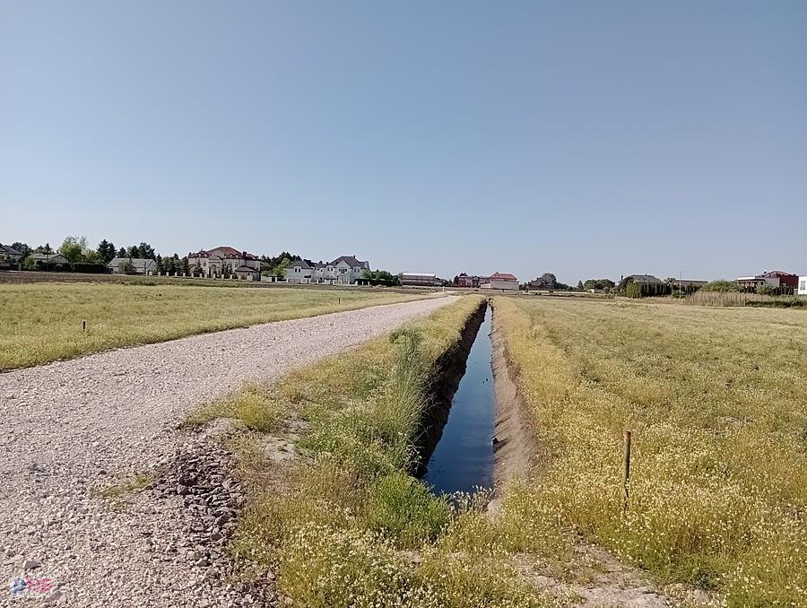 Szutrówka przez podmokłe pola