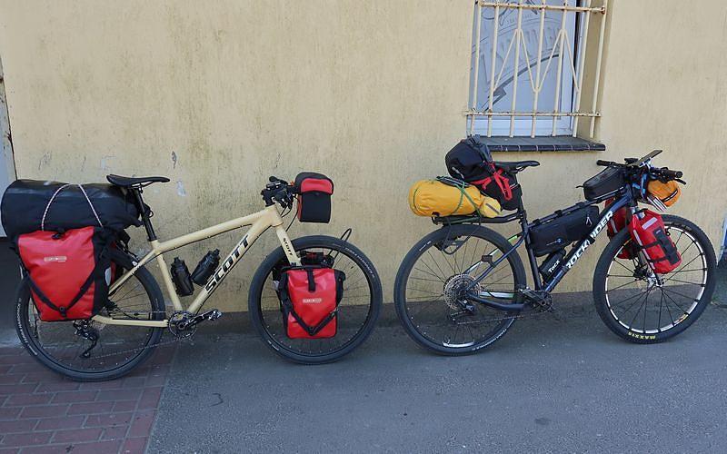 Mój rumak to stara klasyka wyprawowa z sakwami, a kompana to modny ostatnio bikepacking