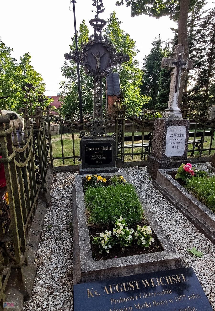 Gietrzwałd - grób proboszcza Weichsela i jego siostry