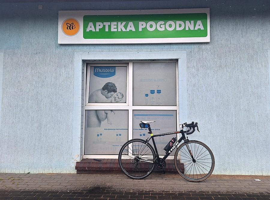 Przystanek podczas deszczu, nazwa apteki przypadkowa :)