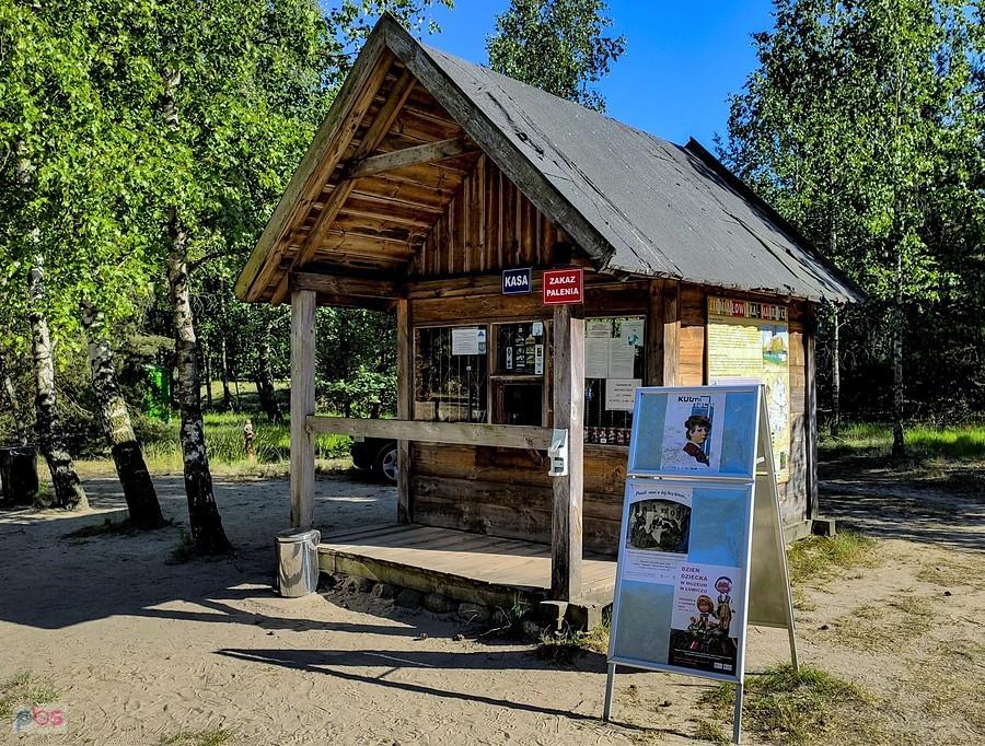 Kasa i wejście do Łowickiego Parku Etnograficznego w Maurzycach