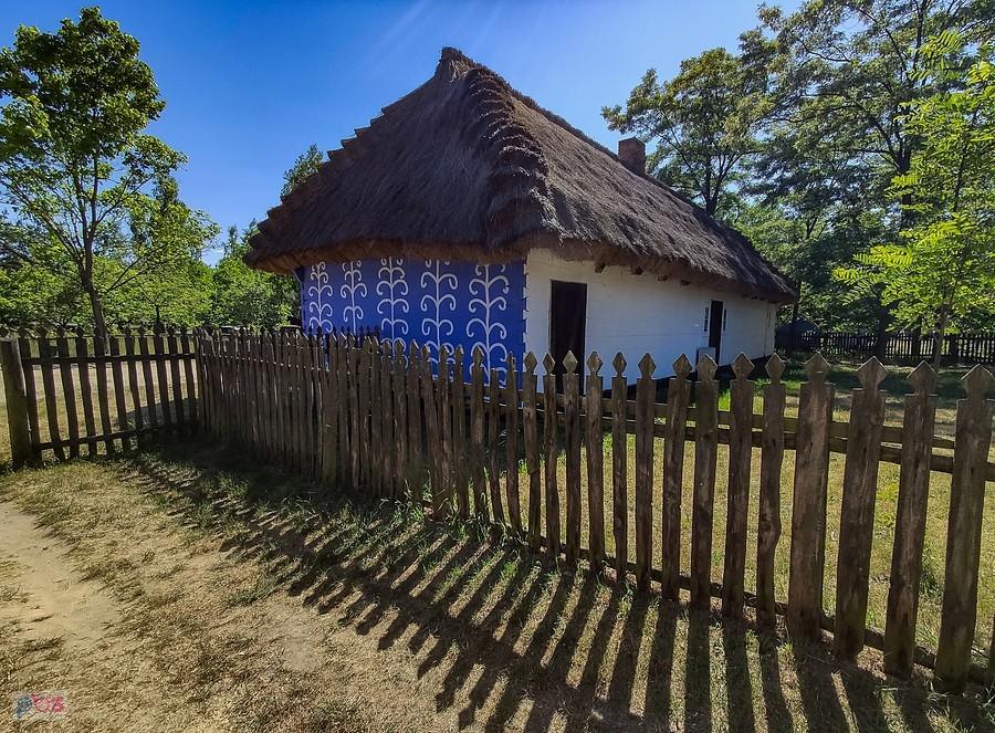 Lica ścian szczytów chałupy zdobione są tzw. "fiorami"