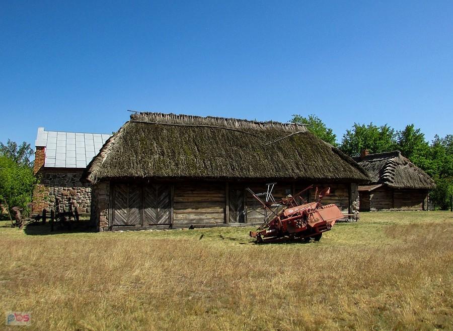 Drewniana obora z kamiennymi szczytami to rekonstrukcja