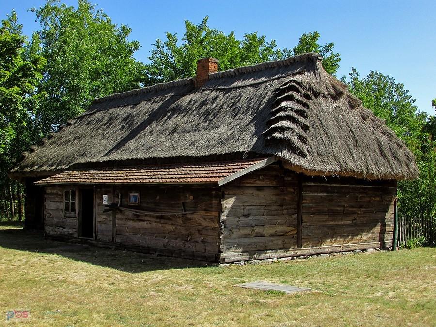 Chałupa ze Złakowa Borowego z lat 80. XIX wieku od strony obejścia