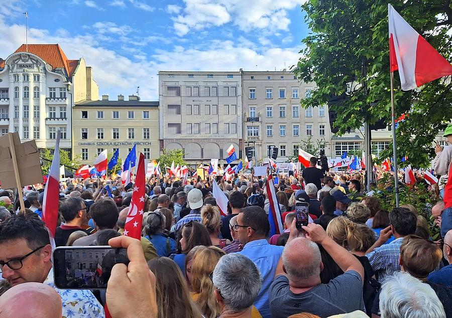 Poznański Plac Wolności i impreza partyjna