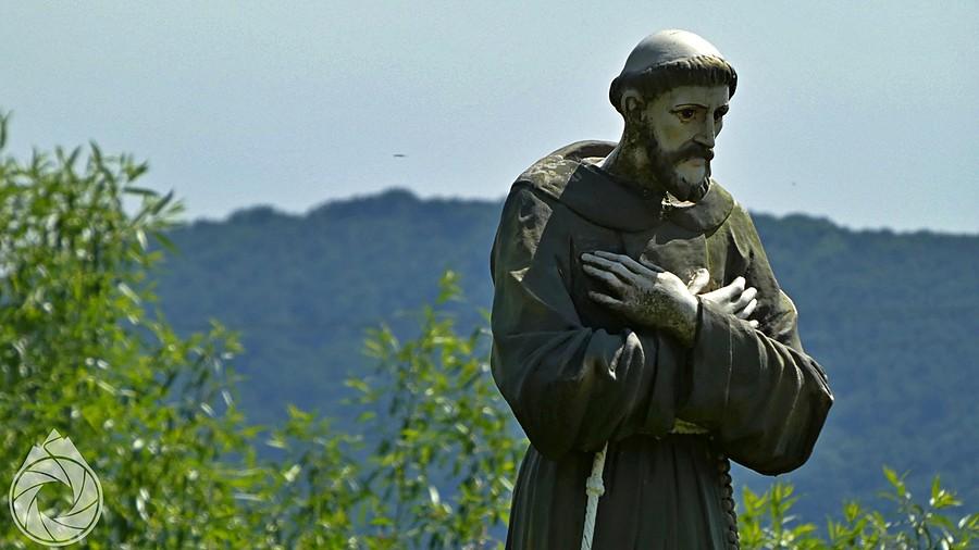 Św.Jan załamuje się po budowie wiezy widokowej na Cergową (z tyłu)