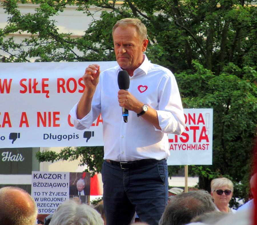 Tusk markuje groźne spojrzenie