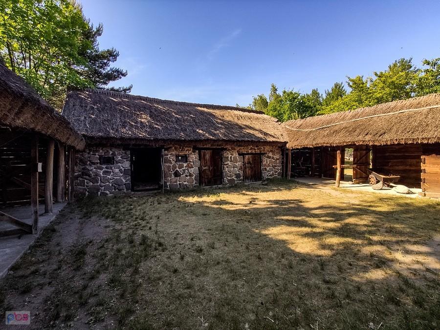 Zamknięta zagroda z kamienną oborą