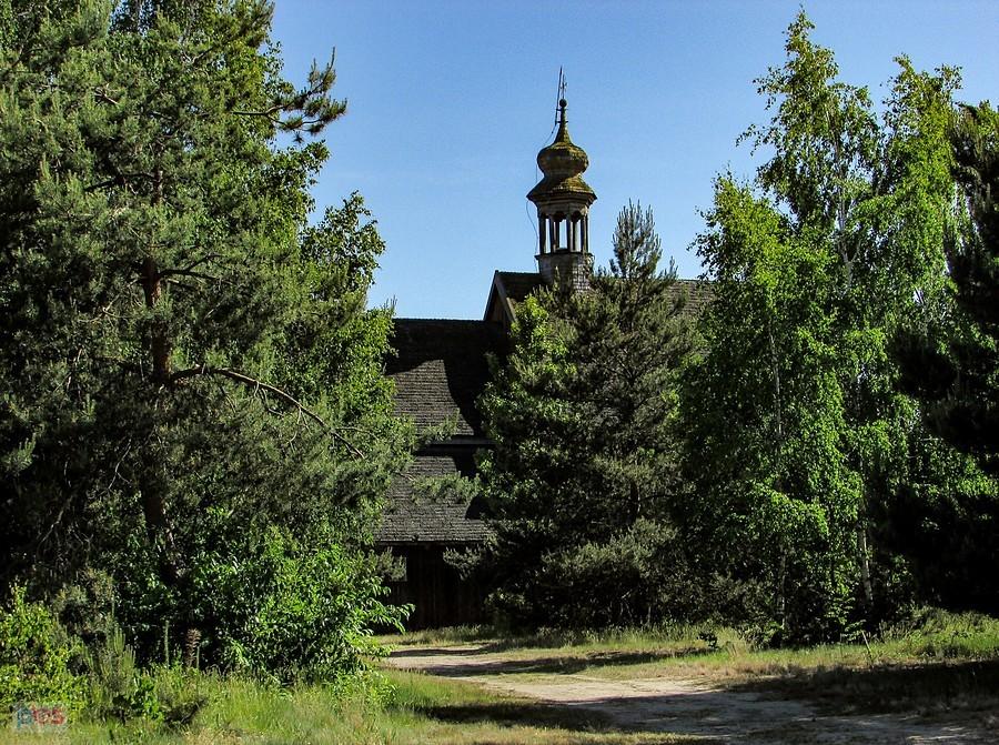 Kościół znajduje się na końcu skansenu
