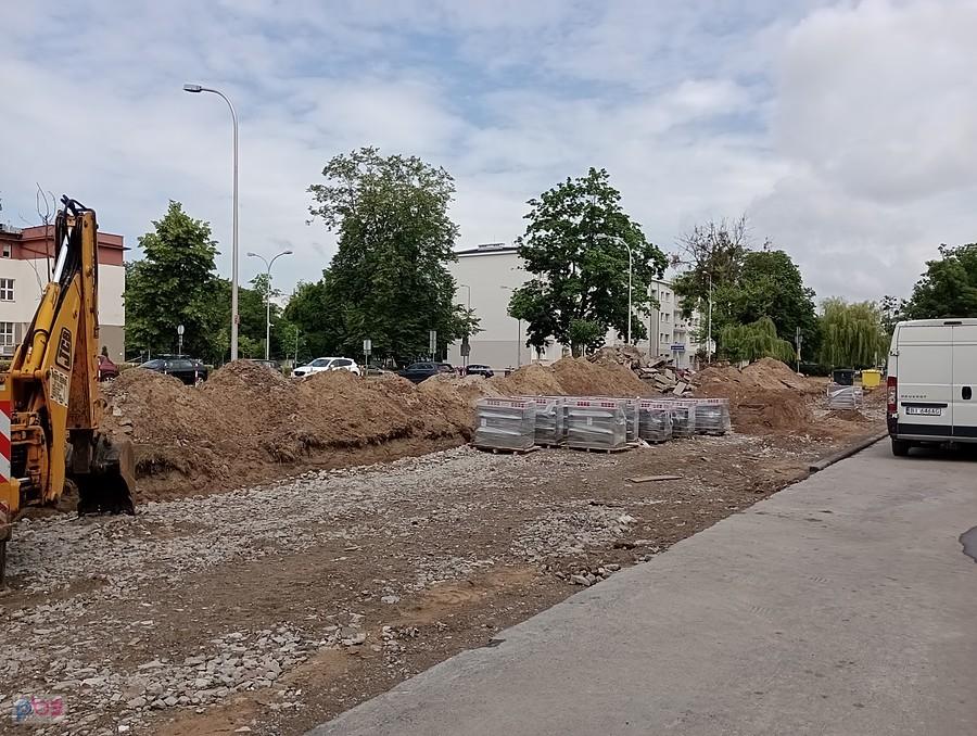 Coś robią przy akademikach WAT. Nowy parking?