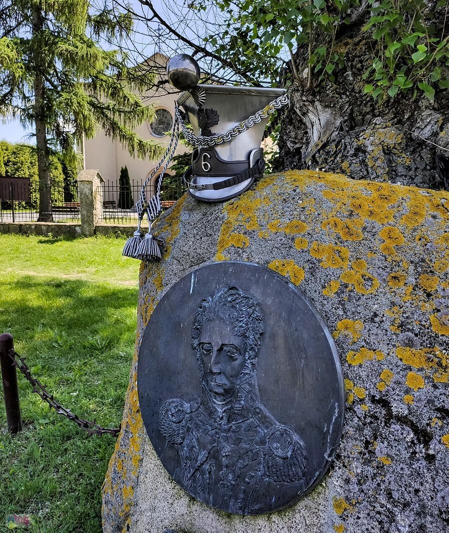 Kamień upamiętniający bitwę pod Ostrówkiem w 1809 roku